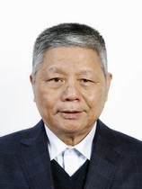 穿西装的男人 描述已自动生成